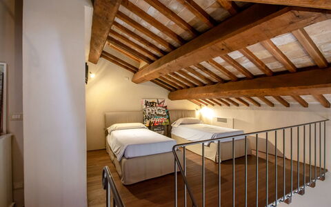 Podere i Poggi: Diseño De Interiores, Techo, Suelo, Habitación, Departamento, Habitación, Cama, Marco De La Cama, Manchas De Madera, Madera Dura