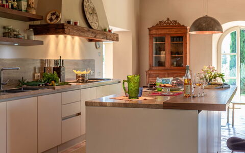 Podere i Poggi: Cocina, Mueble, Mostrador, Diseño De Interiores, Madera, Gabinetes, Piso, Casa, Aparato De Cocina, Vajilla