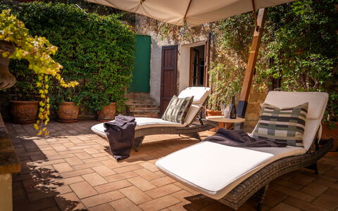 Town House Garden: Mueble, Mueble Para Exteriores, Silla, Sombra, Sunlounger, Maceta, Eco Hotel, Jardín, Mesa Al Aire Libre, Losa