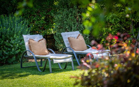 Town House Garden: Mueble, Mueble Para Exteriores, Silla, Jardín, Primavera, Ocio, Cobertura Del Suelo, Sunlounger, Sombra, Brazo