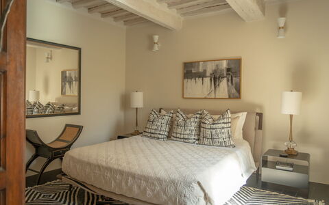 Town House Garden: Mueble, Cama, Diseño De Interiores, Habitación, Suelo, Piso, Pared, Lecho, Sábana, Madera