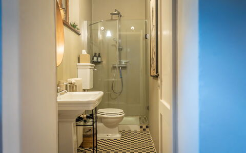 Town House Garden: Asiento Del Baño, Baño, Baño, Arreglo De Tubería, Pared, Lavabo Del Baño, Diseño De Interiores, Lavabo, Piso, Suelo