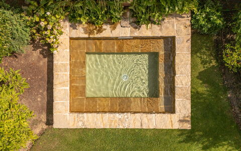 Town House Garden: Jardín, Losa, Material Natural, Fuente De Agua, Diseño, Paisajismo, Loseta, Patio Interior