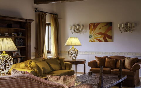 Torre Antica: Mueble, Diseño De Interiores, Sofá, Pared, Sala, Madera, Habitación, Piso, Encendiendo, Suelo