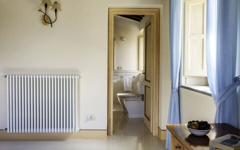 Podere Bella Vista: Diseño De Interiores, Piso, Suelo, Habitación, Moldura, Marco, Pintar, Manchas De Madera, Madera Dura, Almohada