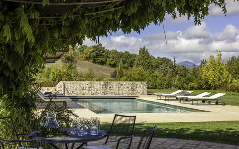 Podere Bella Vista: Jardín, Cobertura Del Suelo, Mueble Para Exteriores, Sombra, Paisajismo, Inmuebles, Patio Interior, Césped, Yarda, Mesa Al Aire Libre