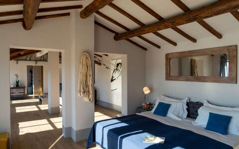 Villa Sagrantino: Mueble, Diseño De Interiores, Pared, Piso, Suelo, Madera, Habitación, Techo, Cama, Habitación