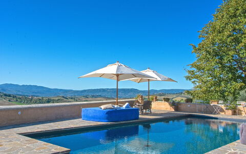 Villa Sagrantino: Azul, Piscina, Material Compuesto, Mueble Para Exteriores, Recurso, Sombra, Paraguas, Fuente De Agua, Sunlounger, Piscina De Reflejo