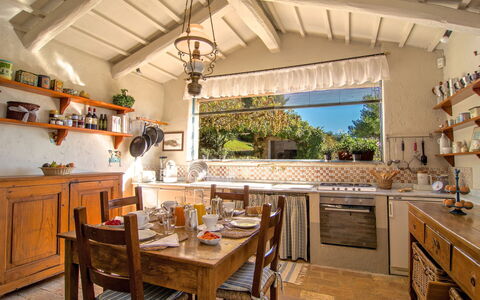 Villa Sagrantino: Mueble, Cocina, Diseño De Interiores, Madera, Mostrador, Casa, Gabinetes, Mesa, Silla, Habitación