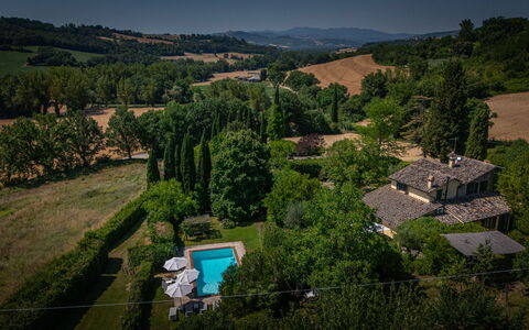La Piccola Oasi: Árbol, Casa, Barrio Residencial, Casa, Inmuebles, El Terreno Del Lote, Área Rural, Asentamientos Humanos, Cabaña, Casa De Campo