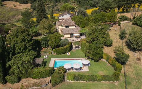 La Piccola Oasi: Barrio Residencial, Arbusto, Casa, Inmuebles, Casa, Cabaña, Jardín, Casa De Campo, Paisajismo, Villa