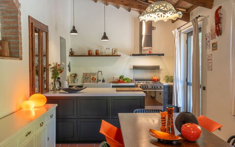 La Piccola Oasi: Mueble, Diseño De Interiores, Cocina, Piso, Pared, Lámpara, Mostrador, Techo, Madera, Aparato De Cocina