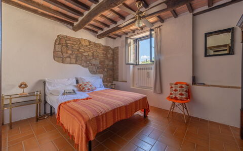 La Piccola Oasi: Pared, Habitación, Cama, Mueble, Sábana, Lecho, Linos, Diseño De Interiores, Habitación, Marco De La Cama