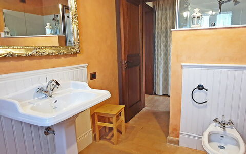 Santa Barbara: Lavabo Del Baño, Arreglo De Tubería, Baño, Lavabo, Piso, Diseño De Interiores, Madera, Grifo, Suelo, Espejo