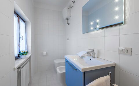 Agriturismo Agresto Apartments And Cottage, Pool,: Baño, Arreglo De Tubería, Pared, Diseño De Interiores, Lavabo Del Baño, Piso, Lavabo, Suelo, Grifo, Espejo