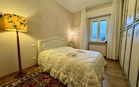 Sto Bene Qua: Cama, Mueble, Lecho, Habitación, Diseño De Interiores, Sábana, Pared, Suelo, Piso, Madera