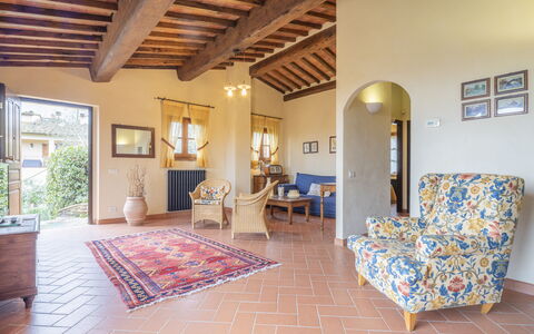 Casa Viola Pool, Wifi, Montaione: Mueble, Pared, Piso, Diseño De Interiores, Suelo, Techo, Casa, Encendiendo, Habitación, Sala