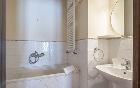 Casa Viola Pool, Wifi, Montaione: Baño, Arreglo De Tubería, Pared, Piso, Lavabo Del Baño, Diseño De Interiores, Suelo, Lavabo, Grifo, Plomería