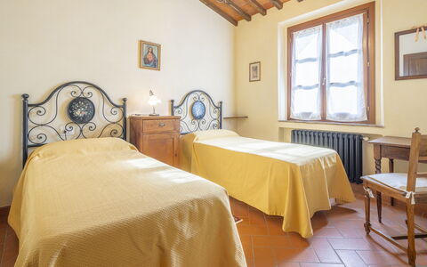 Casa Viola Pool, Wifi, Montaione: Cama, Pared, Habitación, Mueble, Diseño De Interiores, Sábana, Lecho, Piso, Marco De La Cama, Habitación