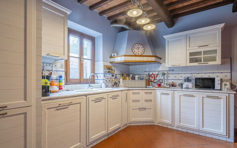 Casa Michela Casalguidi, Garden, Wifi: Cocina, Madera, Diseño De Interiores, Gabinetes, Mueble, Piso, Mostrador, Casa, Aparato De Cocina, Electrodoméstico