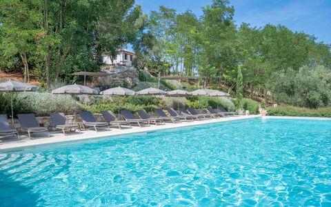 Belmonte Spereto Apartment With Pool, Montaione: Piscina, Mueble Para Exteriores, Recurso, Eco Hotel, Sunlounger, Paisajismo, Ciudad De Vacaciones, Thermae, Paraguas, Hacienda