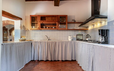 In the Heart of Chianti, Pool, Wifi, View - Lillia: Cocina, Diseño De Interiores, Mostrador, Piso, Electrodoméstico, Aparato De Cocina, Encendiendo, Mueble, Gabinetes, Techo