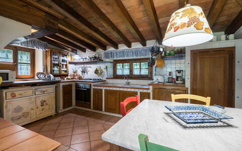 Grace Home, Pool, Wifi, Gambassi Terme: Cocina, Mueble, Diseño De Interiores, Madera, Mostrador, Techo, Piso, Gabinetes, Casa, Cocina Y Comedor Mesa