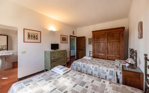 Country House In Tuscan Hills: Cama, Habitación, Mueble, Pared, Madera, Sábana, Lecho, Diseño De Interiores, Habitación, Piso