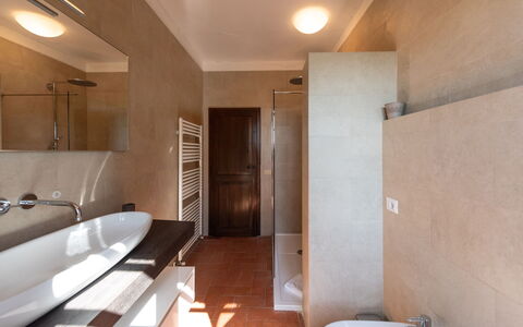 Country House In Tuscan Hills: Baño, Lavabo Del Baño, Piso, Arreglo De Tubería, Pared, Suelo, Diseño De Interiores, Lavabo, Grifo, Techo
