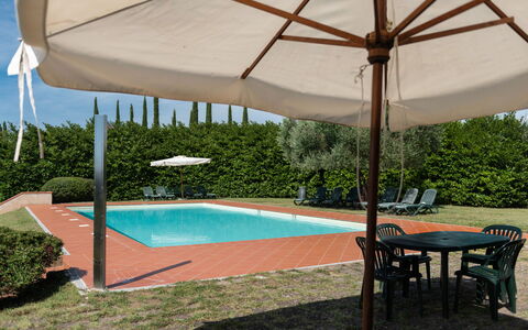 Country House In Tuscan Hills: Piscina, Sombra, Recurso, Eco Hotel, Mueble Para Exteriores, Villa, Hacienda, Paisajismo, Yarda, Sunlounger