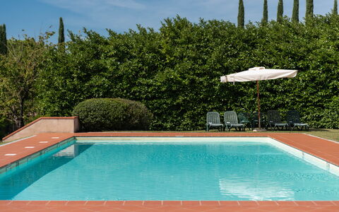 Country House In Tuscan Hills: Piscina, Material Compuesto, Recurso, Sombra, Eco Hotel, Hacienda, Villa, Fuente De Agua, Casa De Campo, Patio Interior