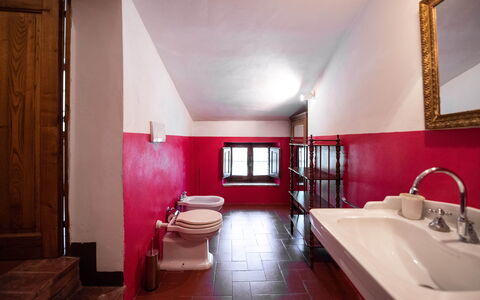 Green Hill Apartment In Tuscan Countryside: Pared, Piso, Rojo, Diseño De Interiores, Suelo, Techo, Arreglo De Tubería, Habitación, Puerta, Baño