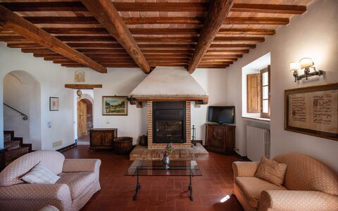 Green Hill Apartment In Tuscan Countryside: Pared, Piso, Diseño De Interiores, Mueble, Casa, Suelo, Techo, Habitación, Sala, Silla