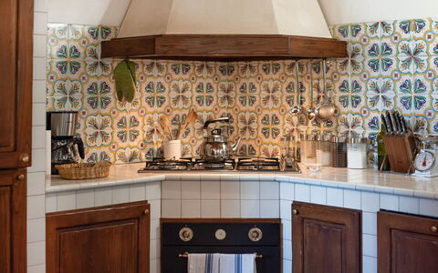 Green Hill Apartment In Tuscan Countryside: Cocina, Diseño De Interiores, Piso, Mostrador, Suelo, Loseta, Gabinetes, Habitación, Techo, Aparato De Cocina