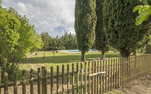 Cottage Monti Pet Friendly With Shared Pool: Hierba, Cerca, Pradera, El Maletero, Plantas Leñosas, Jardín, Inicio De Esgrima, Prado, Césped