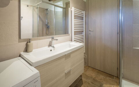 Cottage Monti Pet Friendly With Shared Pool: Piso, Suelo, Pared, Diseño De Interiores, Arreglo De Tubería, Madera, Mueble De Baño, Lavabo Del Baño, Baño, Lavabo