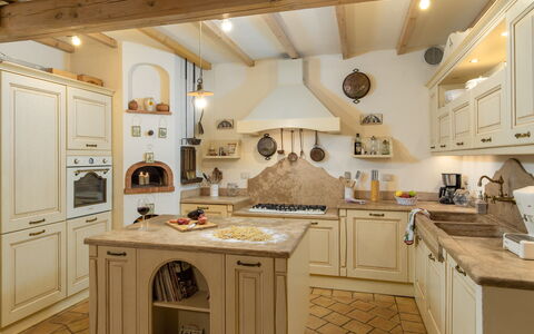 Villa L'elsa Beautiful Country Home With View: Cocina, Mueble, Diseño De Interiores, Piso, Gabinetes, Mostrador, Casa, Suelo, Techo, Alacena