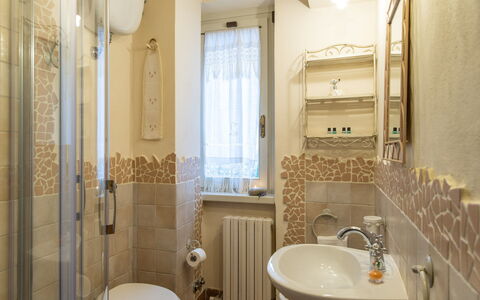 Villa L'elsa Beautiful Country Home With View: Baño, Lavabo Del Baño, Diseño De Interiores, Arreglo De Tubería, Pared, Piso, Lavabo, Suelo, Grifo, Plomería