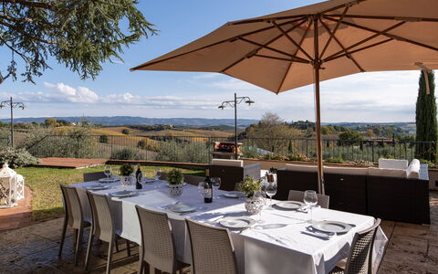 Villa L'elsa Beautiful Country Home With View: Mueble, Vajilla, Mesa, Comida, Silla, Barware, Stemware, Restaurante, Drinkware