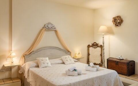 Villa L'elsa Beautiful Country Home With View: Mueble, Diseño De Interiores, Cama, Habitación, Pared, Madera, Suelo, Lecho, Piso, Sábana