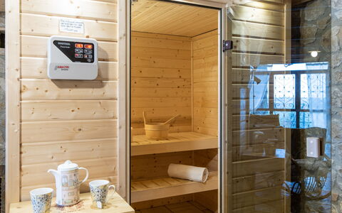 Villa L'elsa Beautiful Country Home With View: Madera, Diseño De Interiores, Piso, Habitación, Suelo, Techo, Manchas De Madera, Madera Dura, Silla