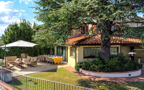 Villa Elsa di Bibbiano Pool, Sauna and View: Casa, Jardín, Eco Hotel, Sombra, Inmuebles, Hacienda, Balcón, Paisajismo, Villa, Yarda