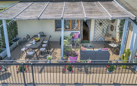 Casamia Tuscan Oasis: 4Br Panoramic Penthouse, Sky: Mueble, Mesa, Silla, Maceta, Mueble Para Exteriores, Porche, Sombra, Mesa Al Aire Libre, Balcón, Estructura Al Aire Libre