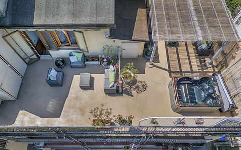 Casamia Tuscan Oasis: 4Br Panoramic Penthouse, Sky: Departamento, Diseño Urbano, Balcón, Condominio, Maceta, Patio, Planta De Casa, La Luz Del Día, Cubierta, Pretil