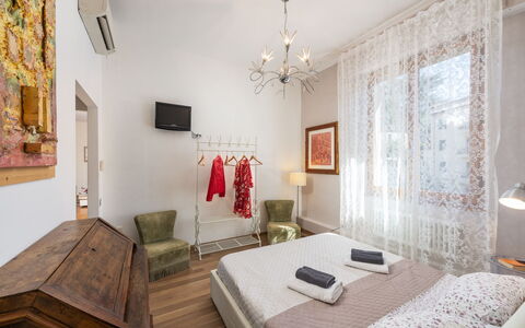 Casamia Sky-High Panoramic Retreat: Penthouse with: Diseño De Interiores, Mueble, Piso, Suelo, Habitación, Textil, Habitación, Techo, Cama, Encendiendo