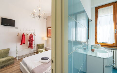 Casamia Sky-High Panoramic Retreat: Penthouse with: Diseño De Interiores, Mueble, Piso, Suelo, Madera, Habitación, Habitación, Techo, Textil, Cama