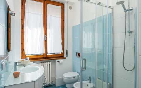 Casamia Tuscan Oasis: 4Br Panoramic Penthouse, Sky: Diseño De Interiores, Baño, Arreglo De Tubería, Piso, Suelo, Lavabo, Grifo, Lavabo Del Baño, Habitación, Plomería