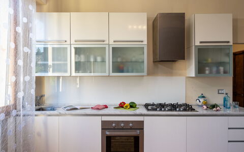 Casamia Tuscan Oasis: 4Br Panoramic Penthouse, Sky: Cocina, Aparato De Cocina, Electrodoméstico, Mostrador, Gabinetes, Diseño De Interiores, Madera, Mueble, Electrodoméstico, Piso