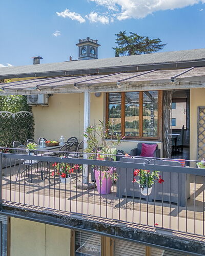 Casamia Tuscan Oasis: 4Br Panoramic Penthouse, Sky: Balcón, Maceta, Porche, Hierro, Sombra, Planta De Casa, Silla, Diseño, Estructura Al Aire Libre, Pretil