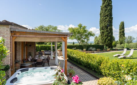 Capanna Di Elfo: Piscina, Arbusto, Jardín, Mueble, Recurso, Maceta, Mueble Para Exteriores, Eco Hotel, Yarda